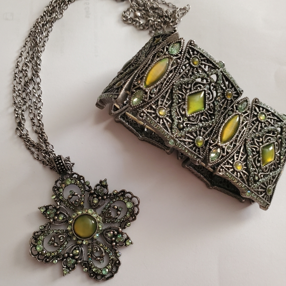 Necklace and Bracelet set by Premiere Design